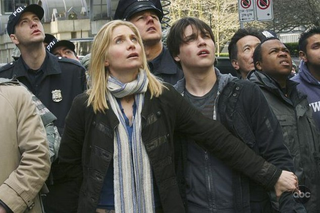 Illustration for article titled Alan Tudyk Leads The Human Resistance Against Ridiculous Alien Cleavage, In New V Stills
